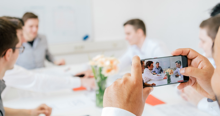 Personen, die ein Video für ein Social-Media-Posting drehen