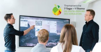 Mitarbeiter in einer Besprechungssituation vor einem Bildschirm
