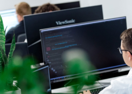 WordPress-Entwickler während der Performance-Optimierung
