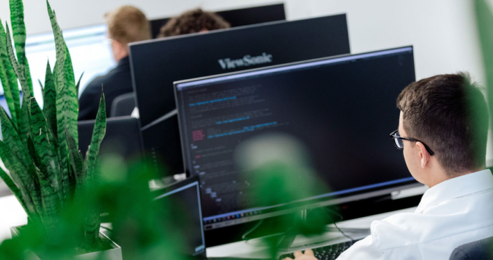 WordPress-Entwickler während der Performance-Optimierung