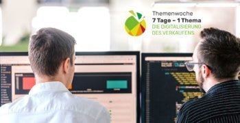 Zwei Programmierer von hinten am Arbeiten vor zwei Monitoren