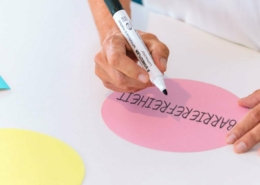 Rosa Post-it mit der Beschriftung Barrierefreiheit