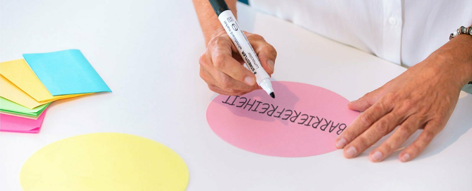 Rosa Post-it mit der Beschriftung Barrierefreiheit
