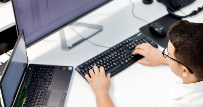 Mitarbeiter am Programmieren