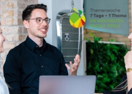 Mitarbeiter am Stehtisch unterhalten sich