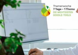 Mitarbeiter schaut auf Monitor