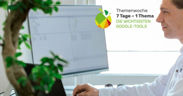 Mitarbeiter schaut auf Monitor