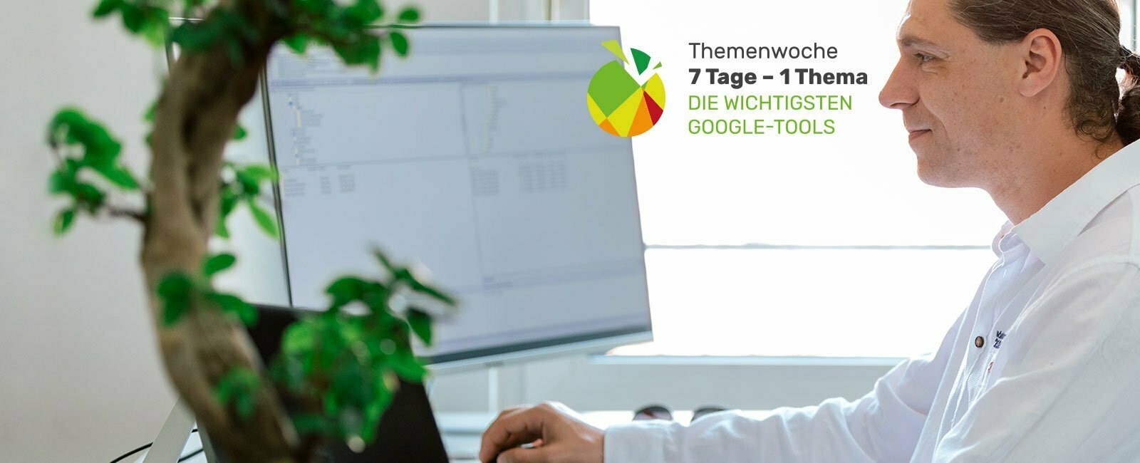 Mitarbeiter schaut auf Monitor