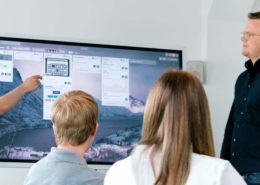 Besprechung zu Online-Marketing mit einem Whiteboard