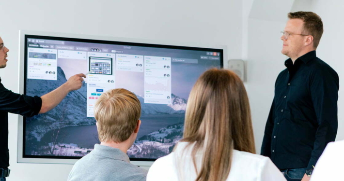 Besprechung zu Online-Marketing mit einem Whiteboard