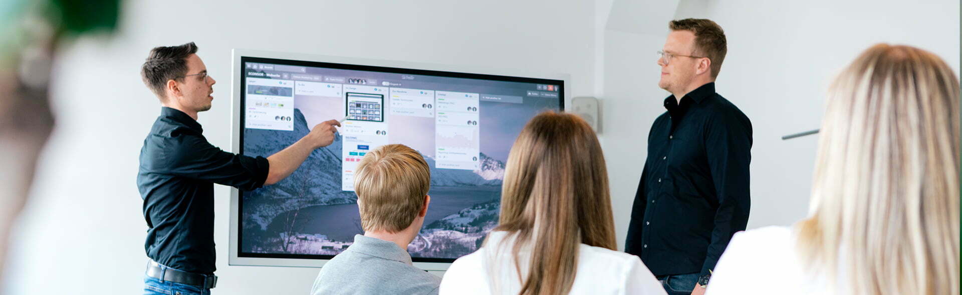 Besprechung zu Online-Marketing mit einem Whiteboard