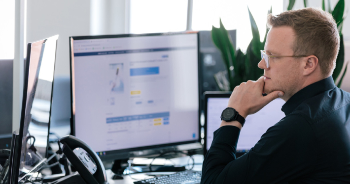 Person sitzt am Arbeitsplatz