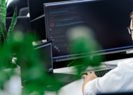 Entwickler vor Computer