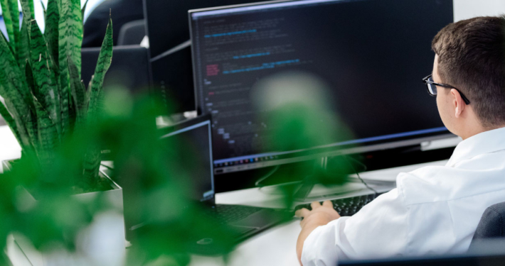 Entwickler vor Computer