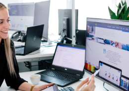 Zwei Mitarbeiter am Arbeitsplatz, besprechen ein Webdesign