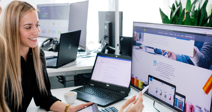 Zwei Mitarbeiter am Arbeitsplatz, besprechen ein Webdesign