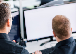 Magento-Experten vor Computer mit Magento-Shop