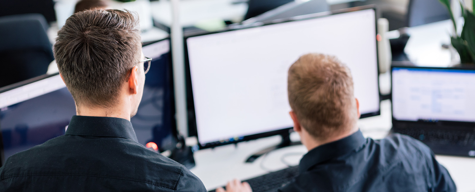 Magento-Experten vor Computer mit Magento-Shop