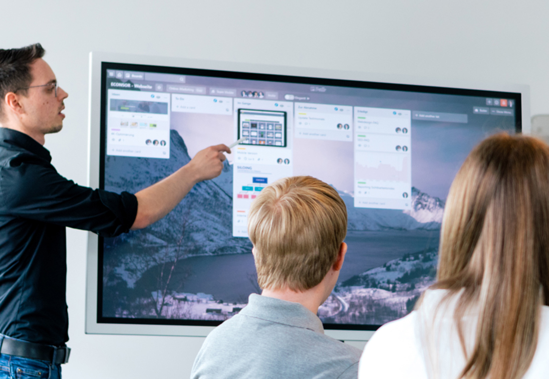 Besprechung zu Online-Marketing mit einem Whiteboard