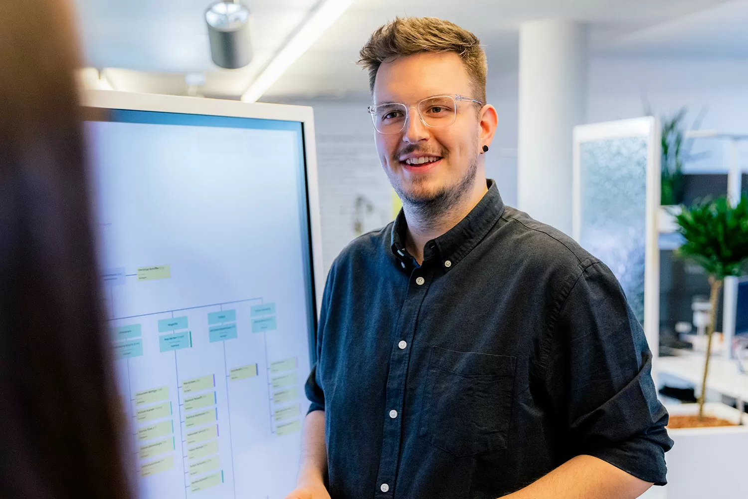 Mitarbeiter erklärt ein digitales Konzept zur Online-Marketing-Beratung an einem Bildschirm