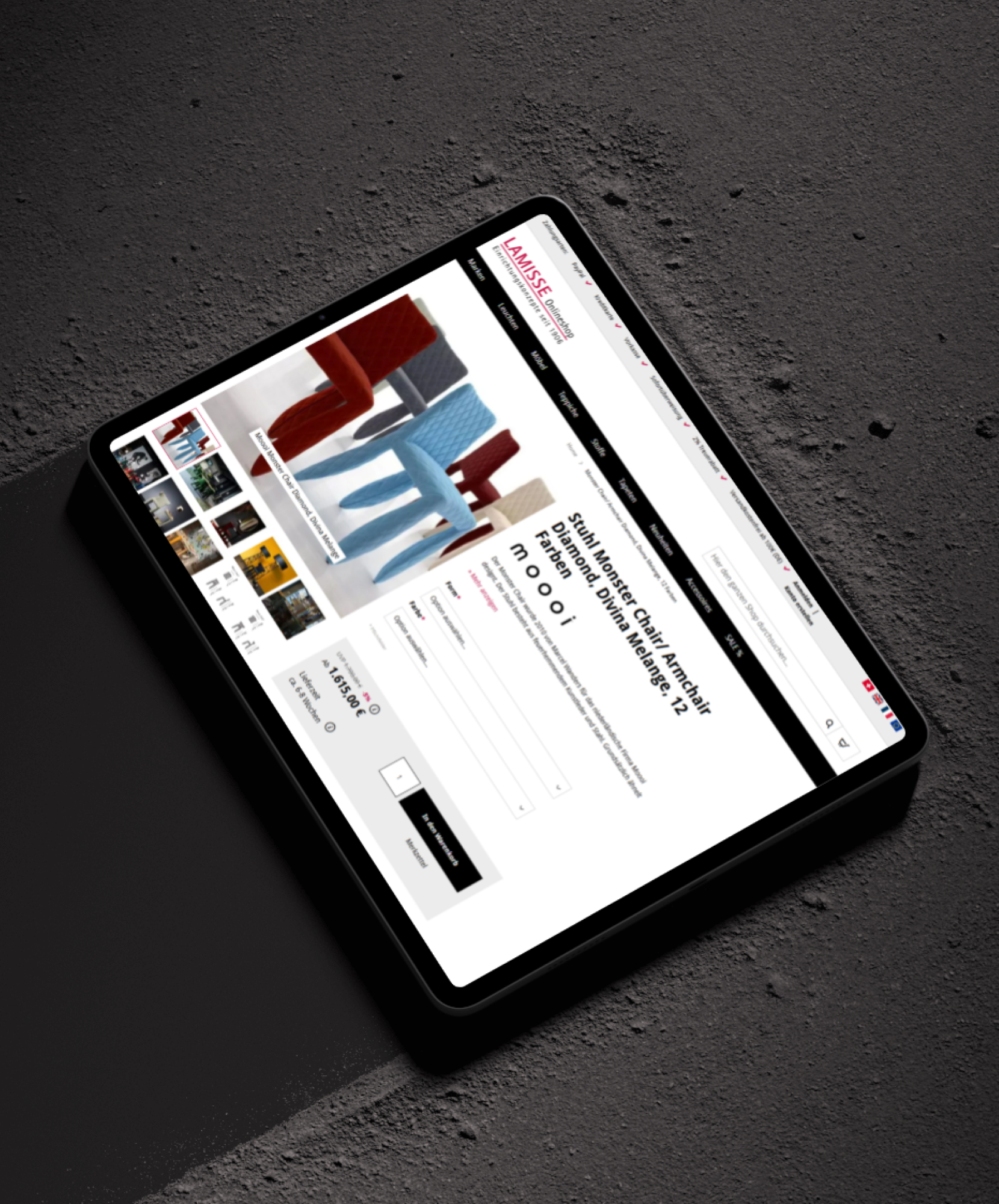 Tablet auf dunklem Untergrund zeigt die Produktdetailübersicht eines Onlineshops mit verschiedenen Optionen für ein Möbelstück.