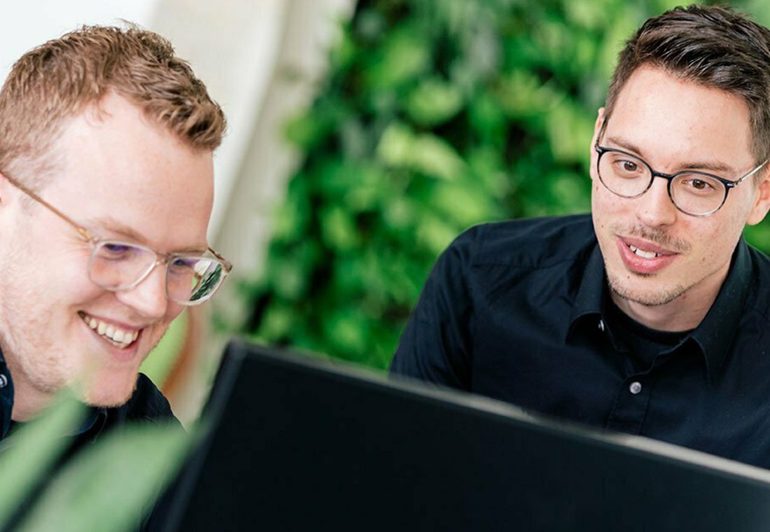 Kollegen bei der Arbeit am Bidschirm