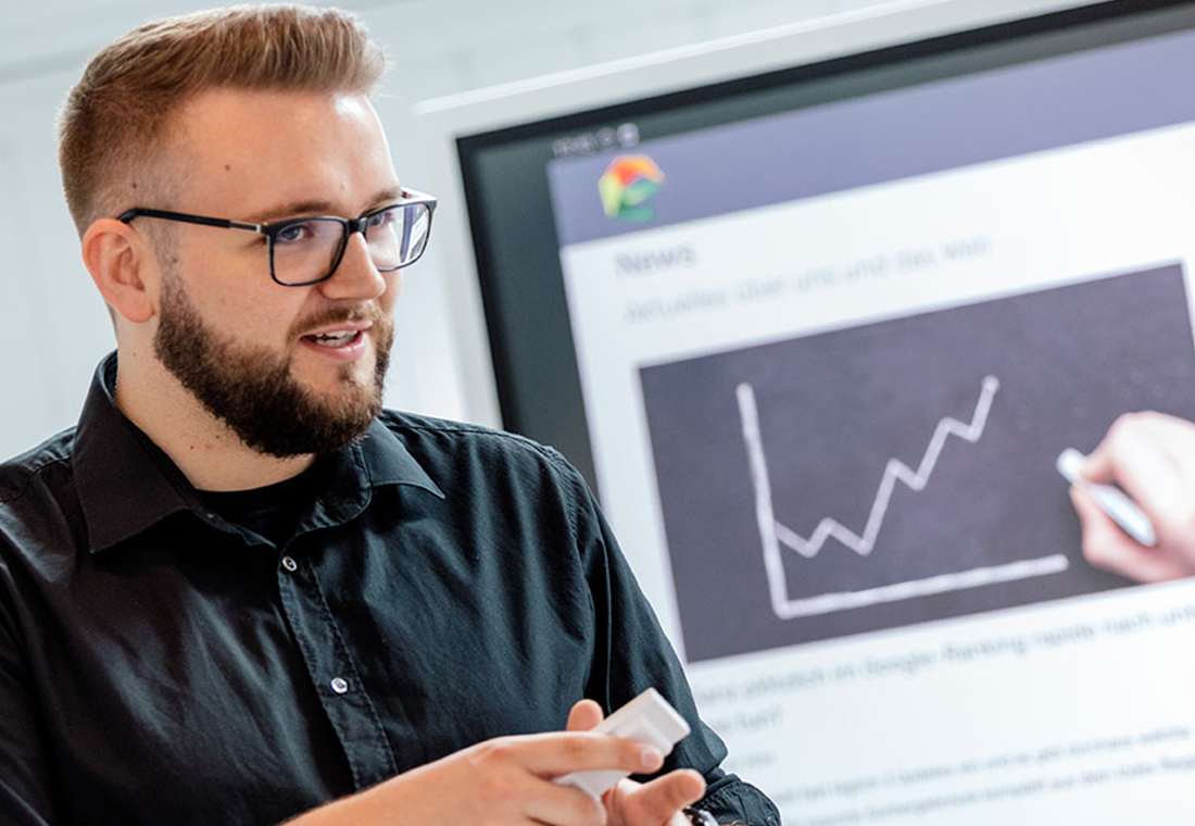 Mitarbeiter vor dem Whiteboard