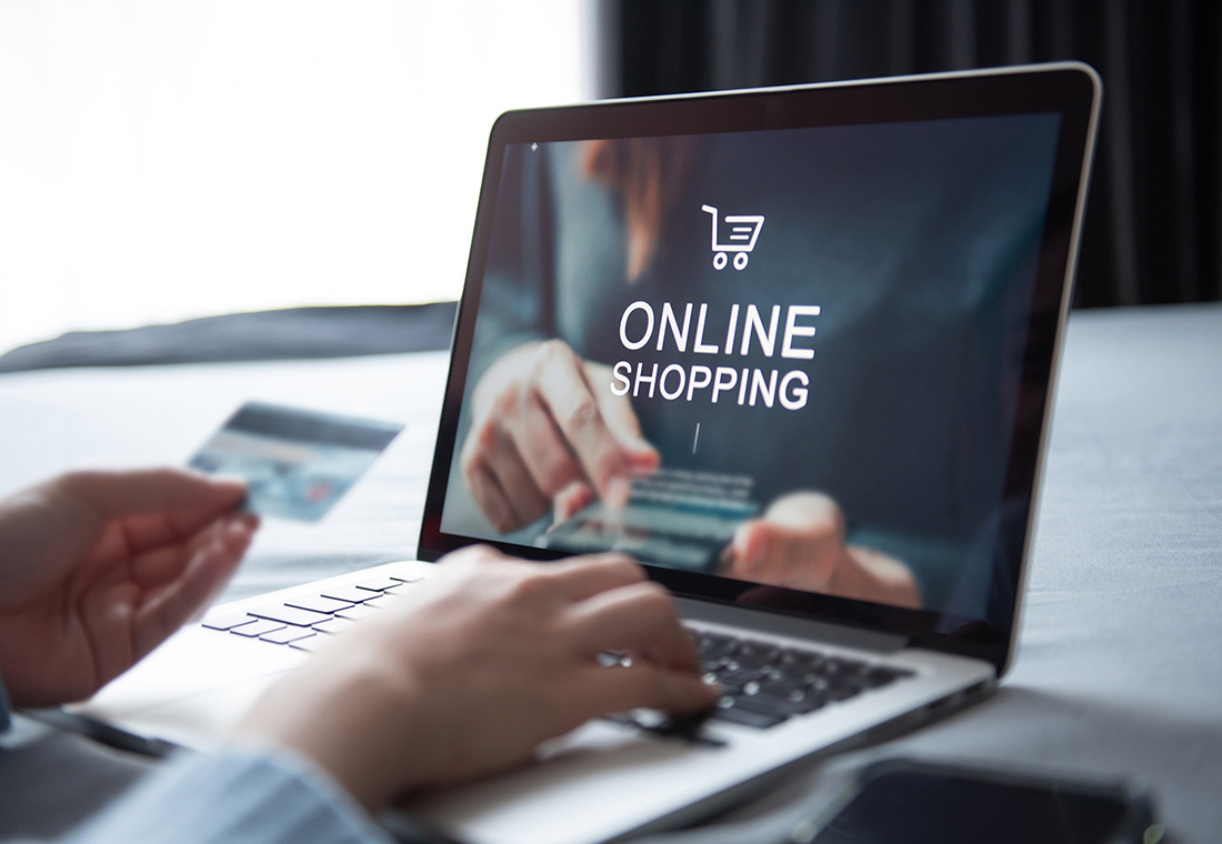 Man bezahlt online mit Kreditkarte