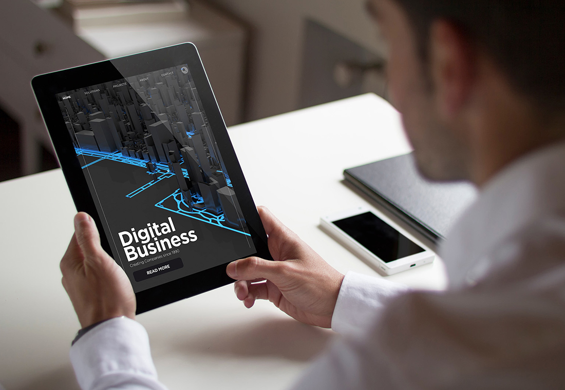 Mann arbeitet mit der Tablette