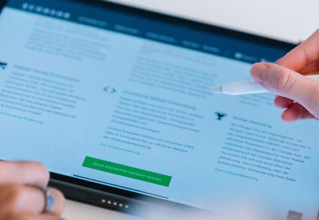 Eine Person mit Tablet und Stift, die das Ranking überprüft nach der SEO Performance-Optimierung