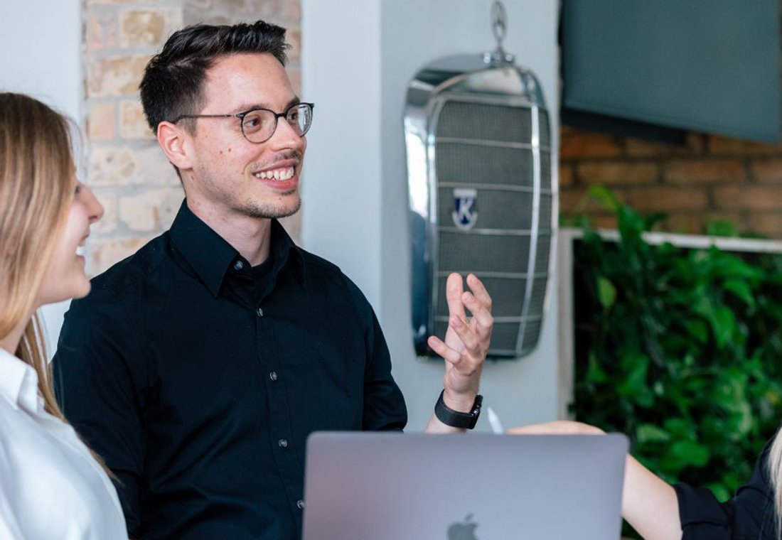 SEO & SEA-Experten im Austausch, wie Synergien mit beiden erreicht werden können