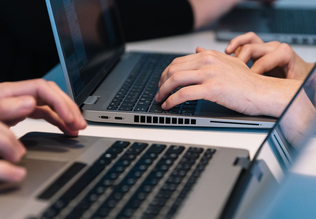 Arbeiten am Laptop in der Internetagentur Karlsruhe