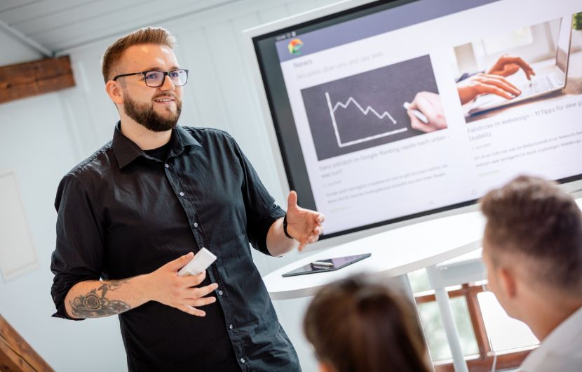 Ein Mitarbeiter hält eine Präsentation