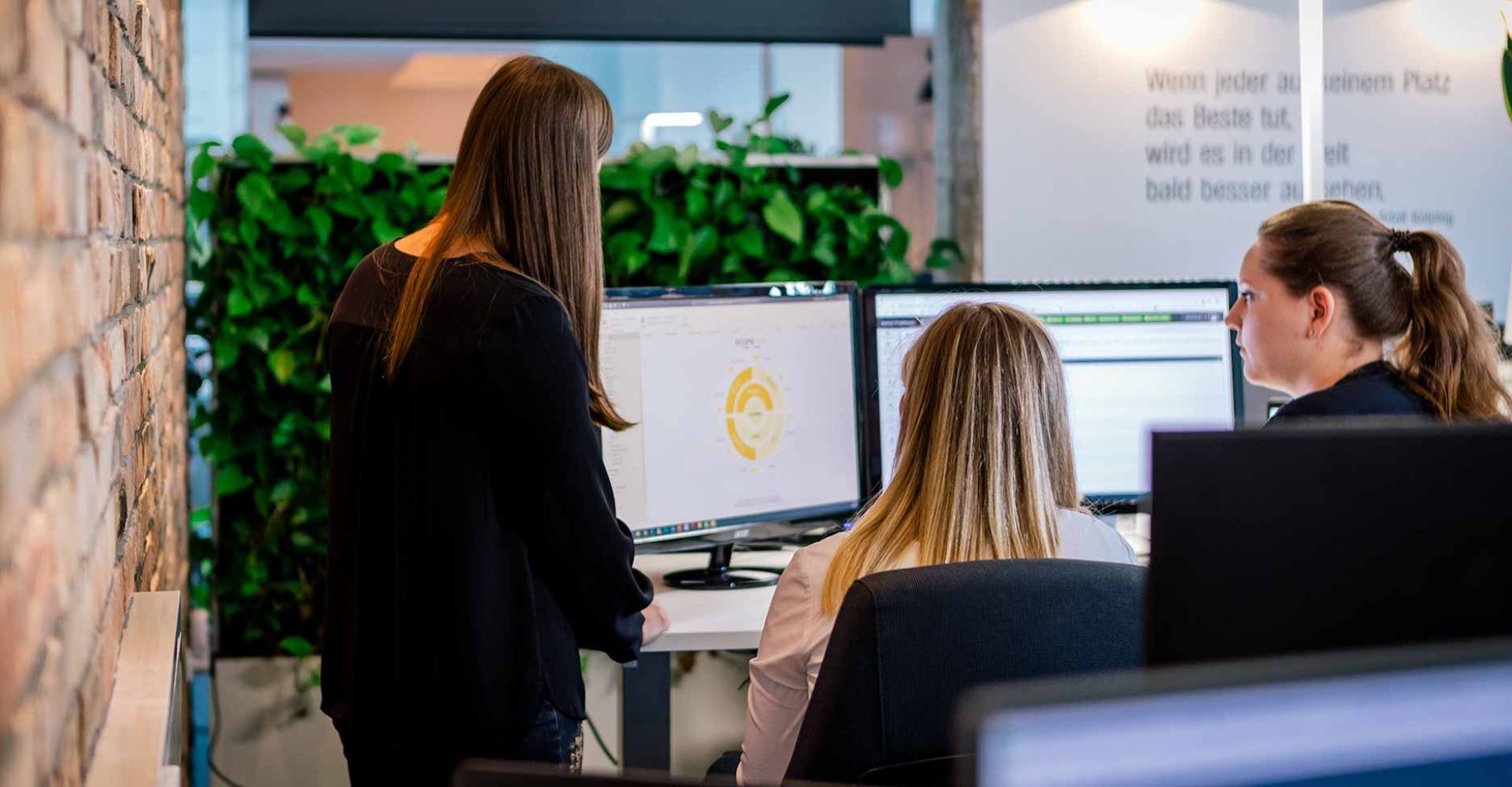 TYPO3-besprechung Drei ECONSOR-Mitarbeiterinnen besprechen ein Website-Projekt an mehreren Monitoren.