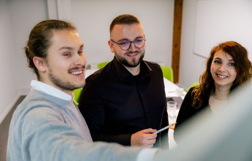 3 Mitglieder des Team WordPress besprechen sich