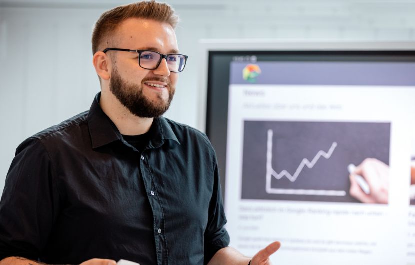 Ein Mitarbeiter vor einem Monitor