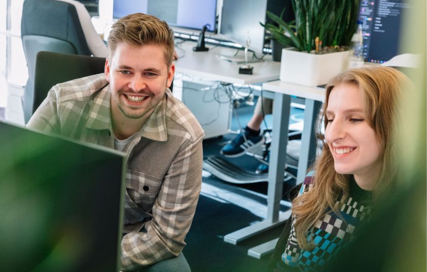 2 Mitglieder des Team WordPress besprechen sich