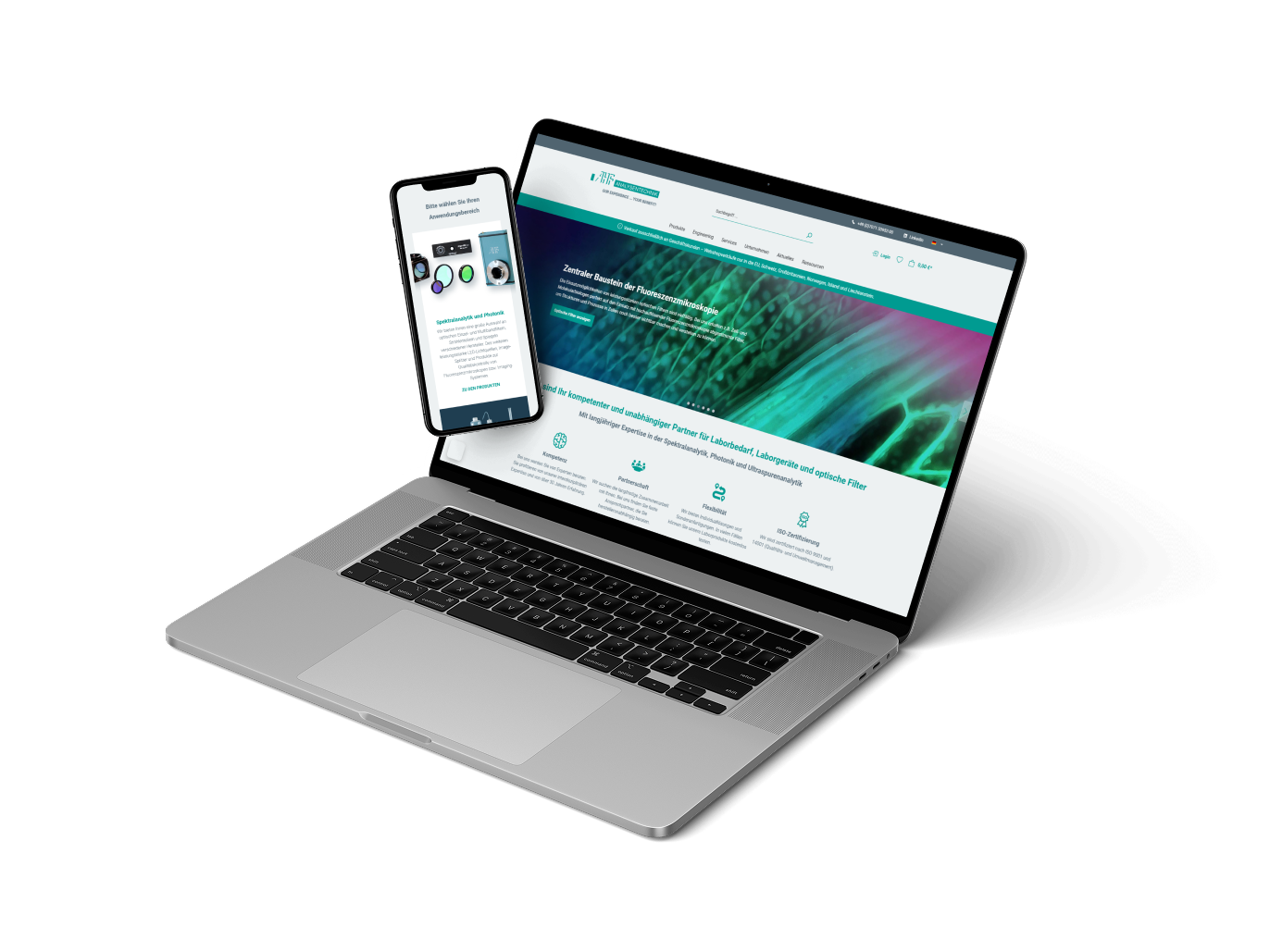 Das Bild zeigt Mockups von einem Laptop und einem Smartphone. Die Bildschirme bilden den Online-Shop von AHF ab.