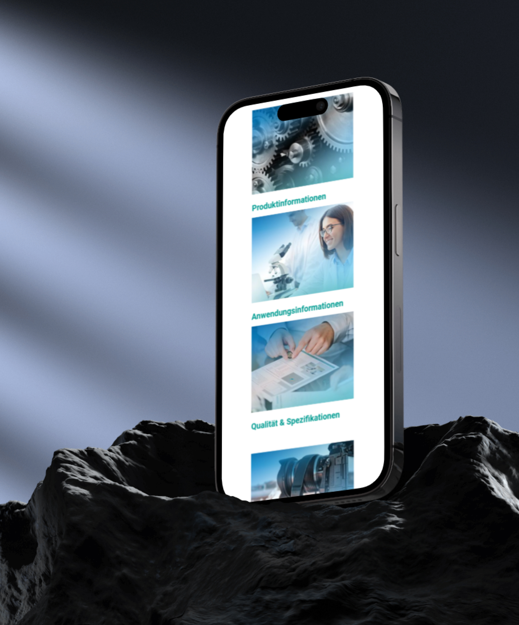 Ein Smartphone steht hochkant auf einem düsteren und unebenem Stein. Auf dem Bildschirm des Smartphones ist der AHF-Shop abgebildet.