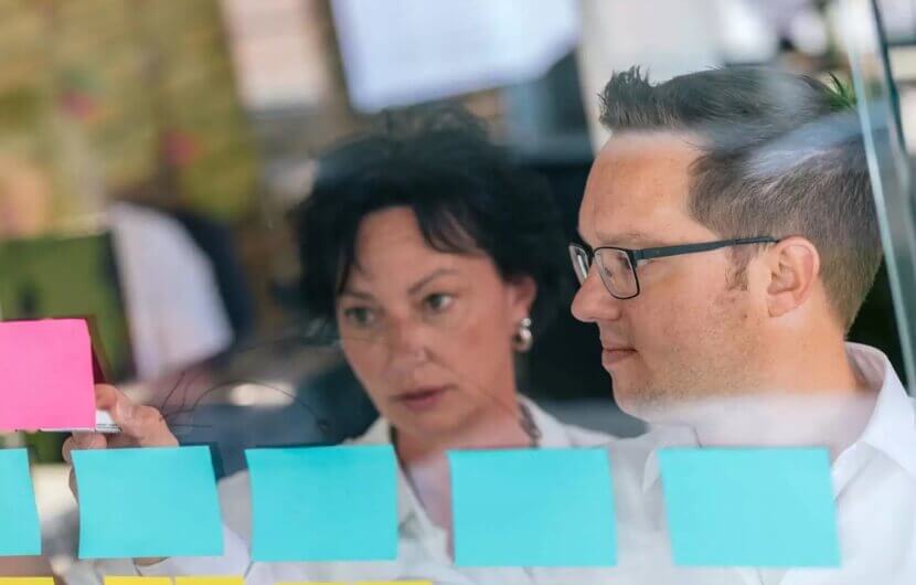 Kollegen besprechen sich zum Thema Behavior-Patterns