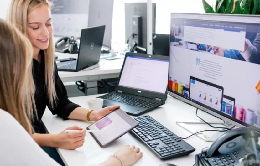 Content-Marketing-Profis unterhalten sich über ein Kundenprojekt