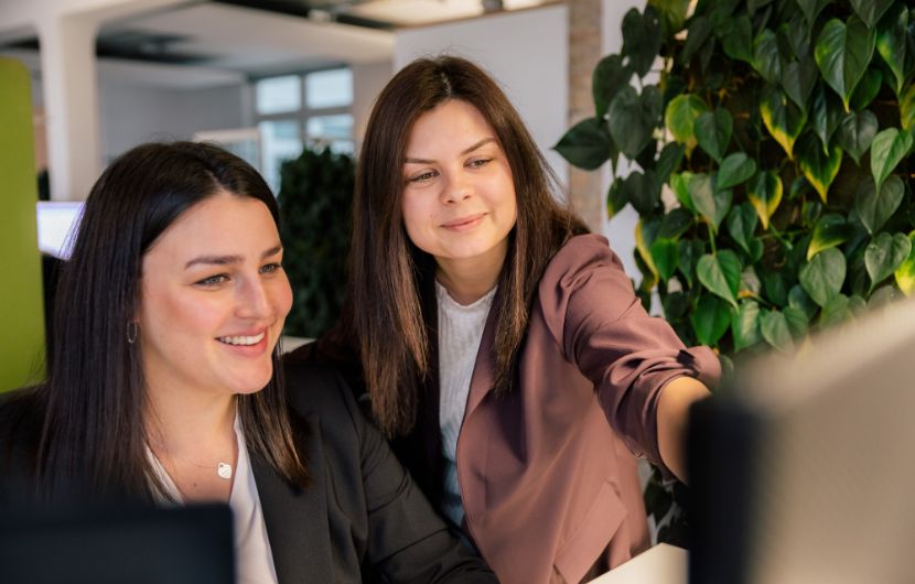 Ein Teammitglied der ECONSOR Digitalagentur präsentiert vor Kolleg:innen, warum individuelle Online‑Beratung sinnvoll ist – praxisnahe Systemberatung und E‑Commerce‑Beratung für B2C und B2B.
