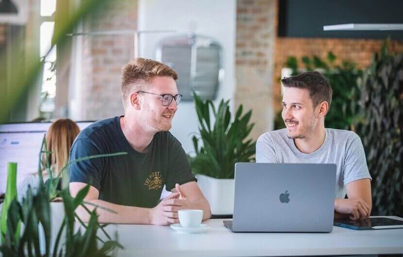 Zwei Kollegen unterhalten sich über Digital Design Assets
