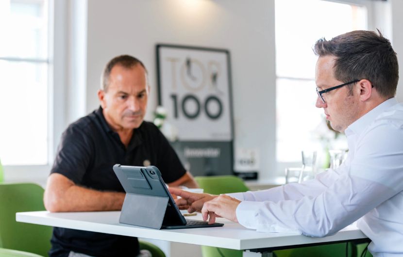 In einem modernen Besprechungsraum in Frankfurt präsentiert ein Team innovative E-Commerce-Projekte und maßgeschneiderte Lösungen für Online-Shops – unterstützt durch effektives Online-Marketing für B2C und B2B.