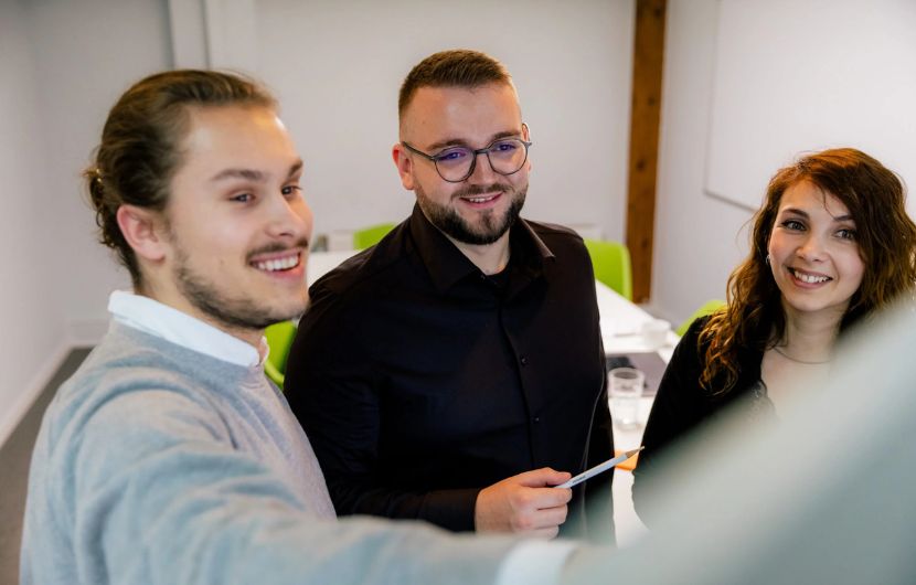 In einem modernen Besprechungsraum in Heidelberg plant ein erfahrenes Team zukunftsweisende E-Commerce-Lösungen und entwickelt umfassende Online-Marketing-Strategien, die auf die Bedürfnisse von B2C und B2B zugeschnitten sind.