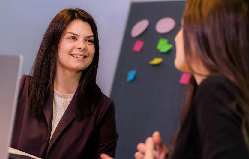 In einem modernen Besprechungsraum in Heilbronn berät ein Expertenteam zu maßgeschneiderten E-Commerce-Lösungen für Online-Shops und entwickelt effektive Strategien für den Erfolg im digitalen Handel.