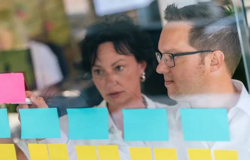 In einem hellen, modernen Büro in München arbeitet ein kreatives Team an umfassenden E-Commerce-Projekten und Online-Marketing-Lösungen, um erfolgreiche Online-Shops zu realisieren.