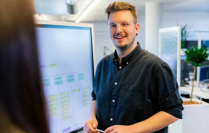 Ein dynamisches Team in Stuttgart plant in einem modernen Büro E-Commerce-Projekte und entwickelt passgenaue Online-Marketing-Strategien für erfolgreiche Online-Shops im B2C- und B2B-Bereich.