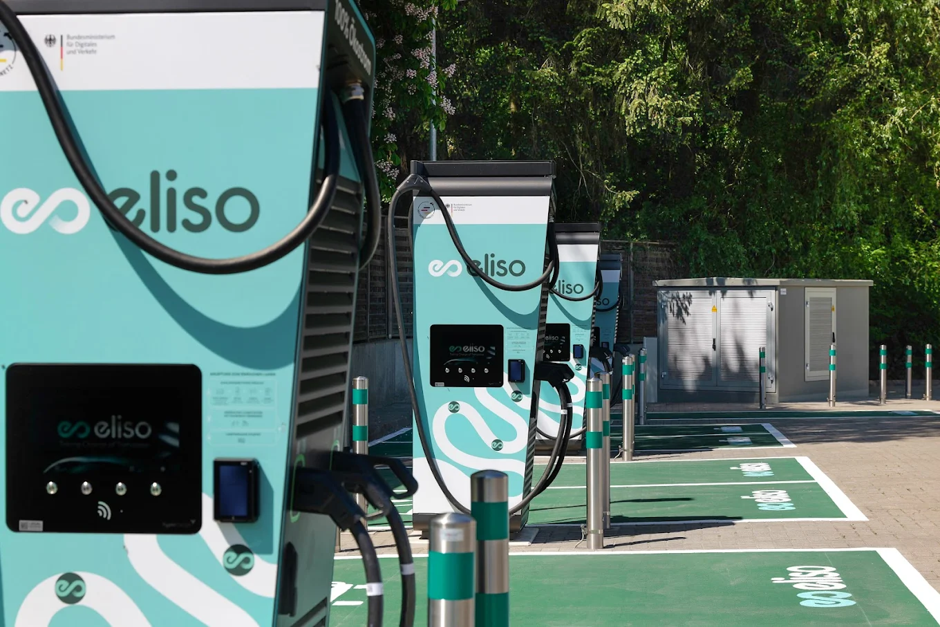 Mehrere Ladesäulen nebeneinander von eliso