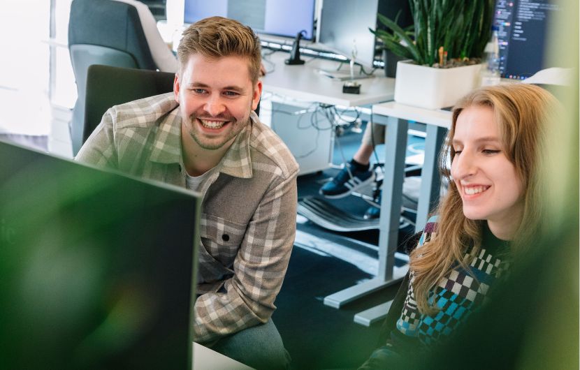 Ein kreatives Team aus UI/UX-Experten und Webdesign-Spezialisten arbeitet in einem modernen Büro an digitalen Designkonzepten – Symbol für zukunftsweisende Weblösungen.